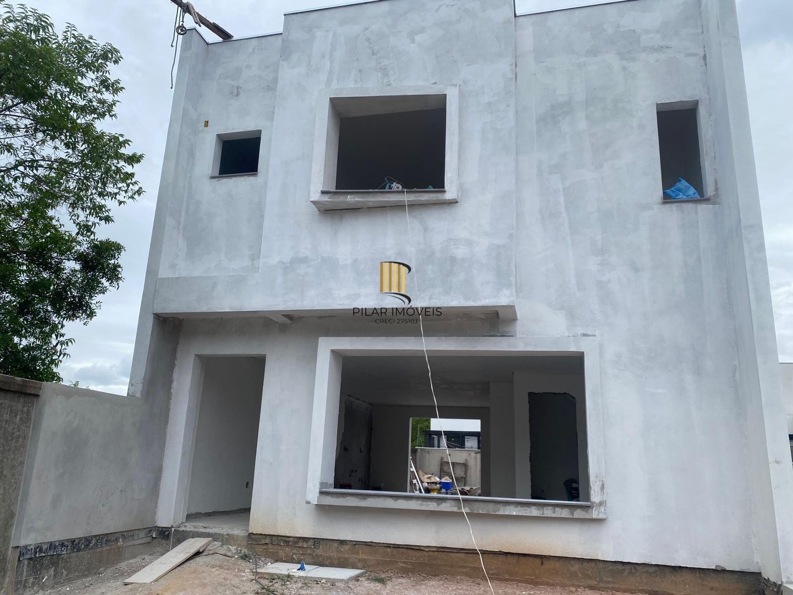 Casa em Porto Alegre, no bairro Hípica, com 4 dormitório(s), e 4 banheiros, à venda.