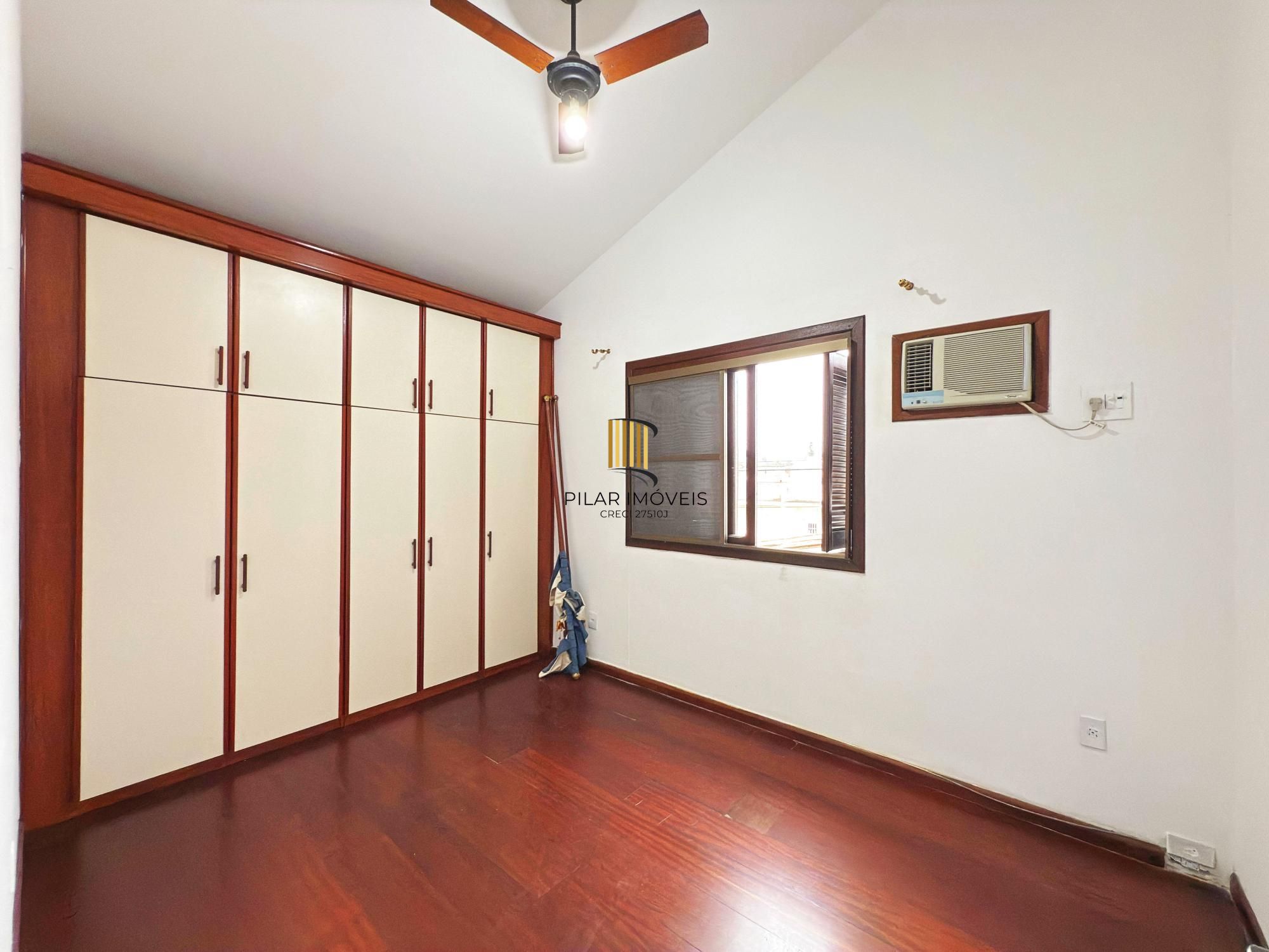 Residência á venda no bairro Guarujá com 2 dormitórios.