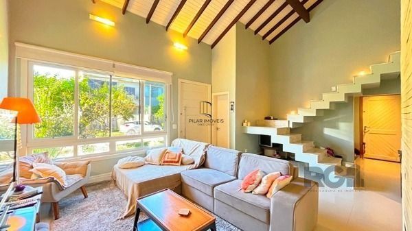 Casa em Porto Alegre, no bairro Hípica, com 3 dormitório(s), e 3 banheiros, à venda.