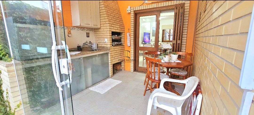 EXCELENTE Sobrado com 4 dormitórios sendo um no andar térreo, no Residencial Lagos de Nova Ipanema.
