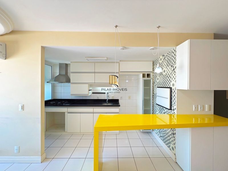 Apartamento com 2 dormitórios, 2 vagas, 65m2 coração do Menino Deus.