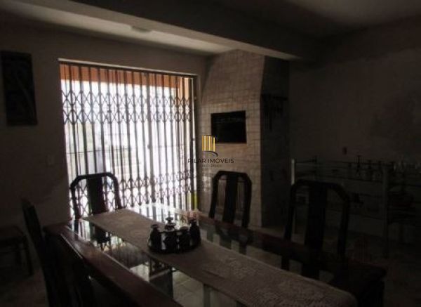 Casa em Porto Alegre, no bairro Nonoai, com 4 dormitório(s), e 4 banheiros, à venda.
