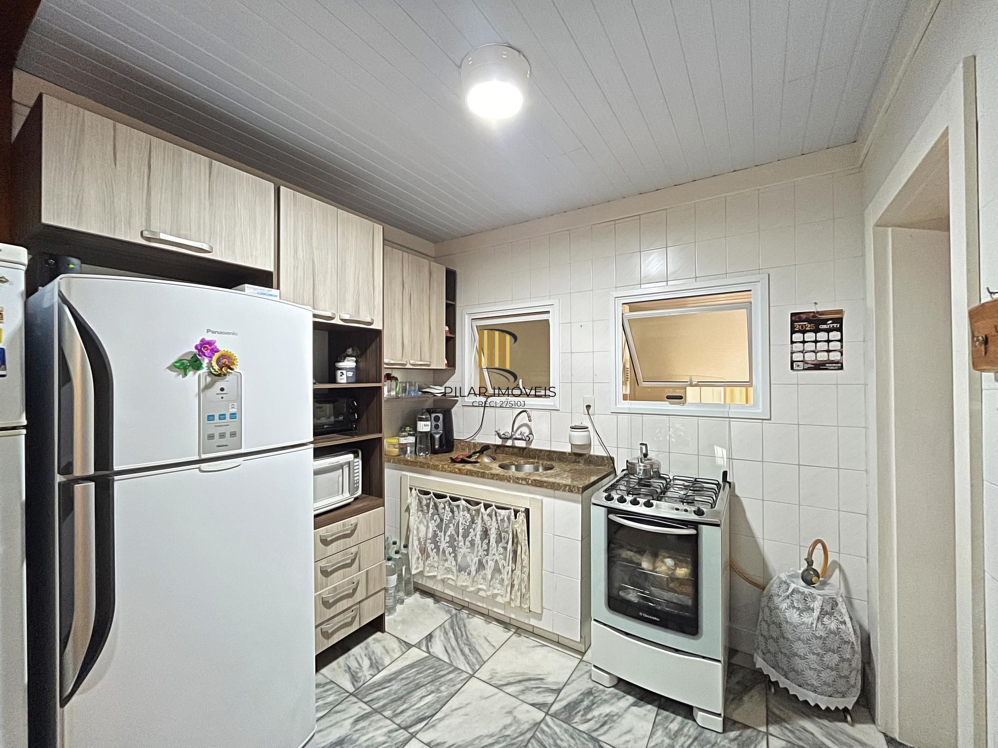 Ótima casa 2 dormitórios, 2 vagas, em rua calma no bairro.