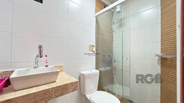 Casa em Porto Alegre, no bairro Guarujá, com 3 dormitório(s), e 3 banheiros, à venda.