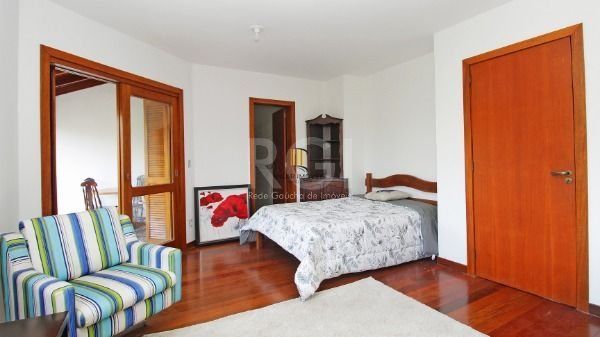 Casa em Porto Alegre, no bairro Hípica, com 3 dormitório(s), e 3 banheiros, à venda.