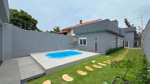 Casa em Porto Alegre, no bairro Ipanema, com 3 dormitório(s), à venda.