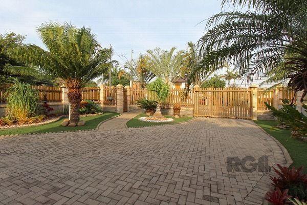 Casa em Porto Alegre, no bairro Belém Novo, com 3 dormitório(s), e 3 banheiros, à venda.