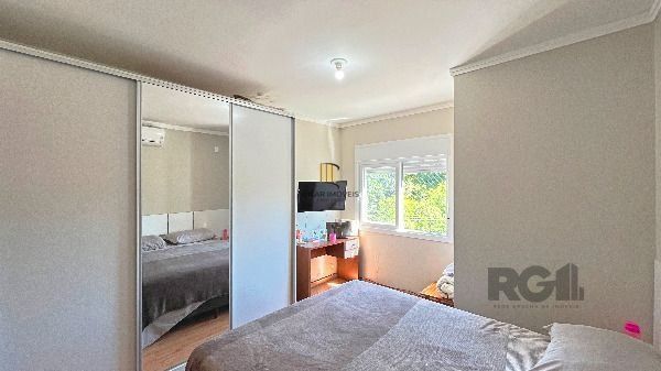 Casa em Porto Alegre, no bairro Guarujá, com 3 dormitório(s), e 3 banheiros, à venda.
