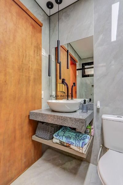 Casa em Porto Alegre, no bairro Tristeza, com 2 dormitório(s), e 2 banheiros, à venda.