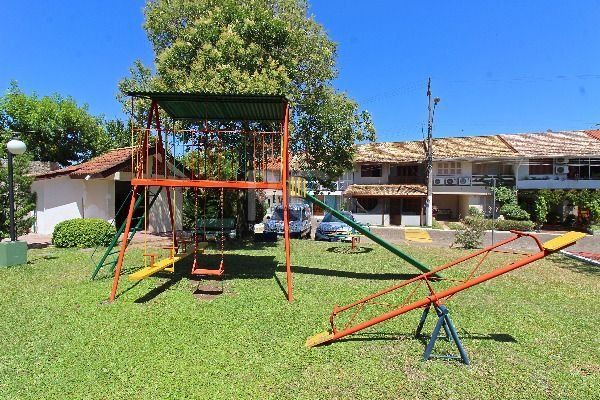 Casa em Porto Alegre, no bairro Ipanema, com 3 dormitório(s), e 3 banheiros, à venda.