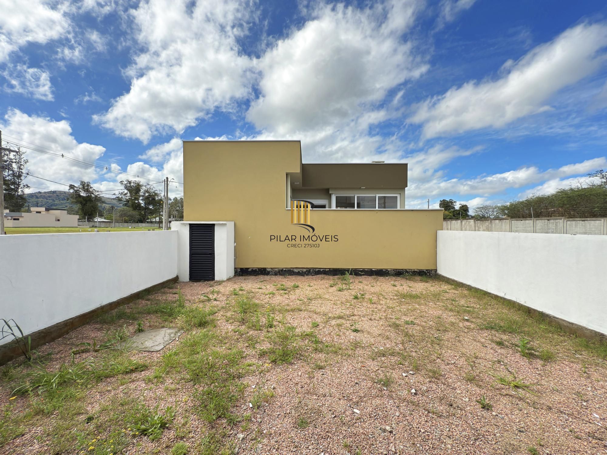 Sobrado em condomínio em Porto Alegre, no bairro Hípica, com 3 dormitórios.