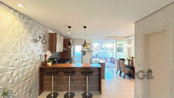 Casa em Porto Alegre, no bairro Hípica, com 3 dormitório(s), e 3 banheiros, à venda.