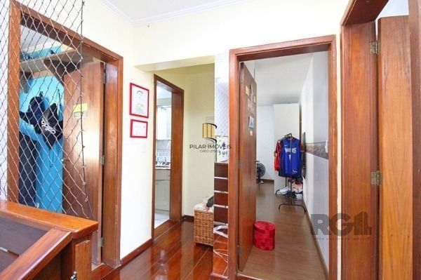 Casa em Porto Alegre, no bairro Ipanema, com 4 dormitório(s), e 4 banheiros, à venda.