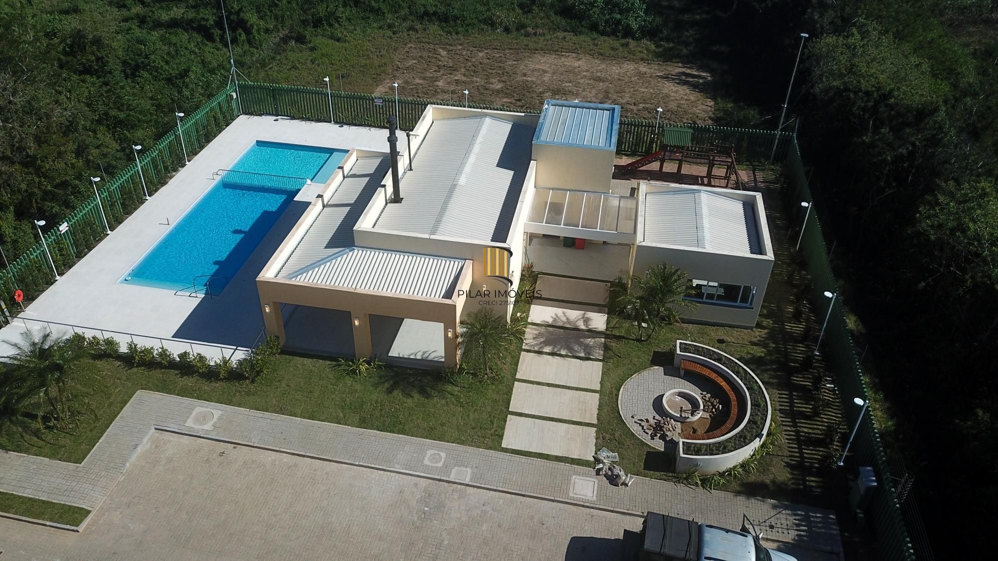 Residência nova em condomínio com 3 dormitórios