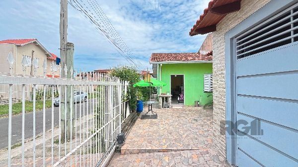 Casa em Porto Alegre, no bairro Hípica, com 2 dormitório(s), e 2 banheiros, à venda.