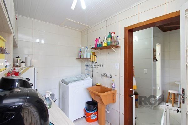Casa em Porto Alegre, no bairro Serraria, com 3 dormitório(s), e 3 banheiros, à venda.