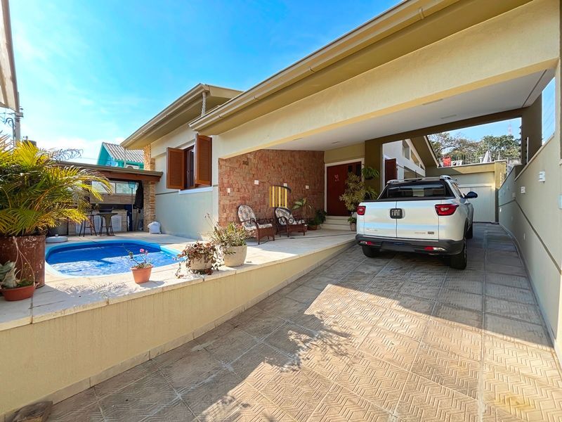 Ótima casa térrea com 4D, piscina e garagem fechada para 2 carros no Jardim Medianeira.