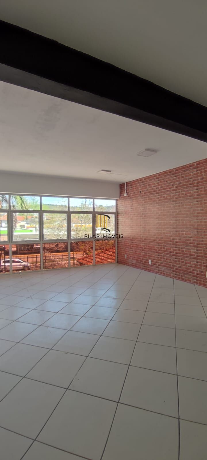 Ótima loja com mezanino, em ótima localização com estacionamento.