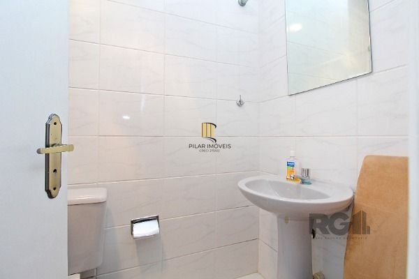 Casa em Porto Alegre, no bairro Hípica, com 2 dormitório(s), e 2 banheiros, à venda.