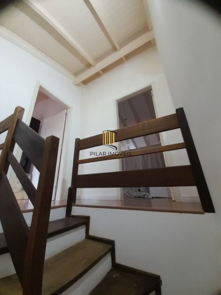 Casa em Porto Alegre, no bairro Guarujá, com 3 dormitório(s), e 3 banheiros, à venda.