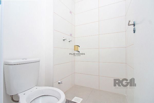 Casa em Porto Alegre, no bairro Vila Nova, com 2 dormitório(s), e 2 banheiros, à venda.