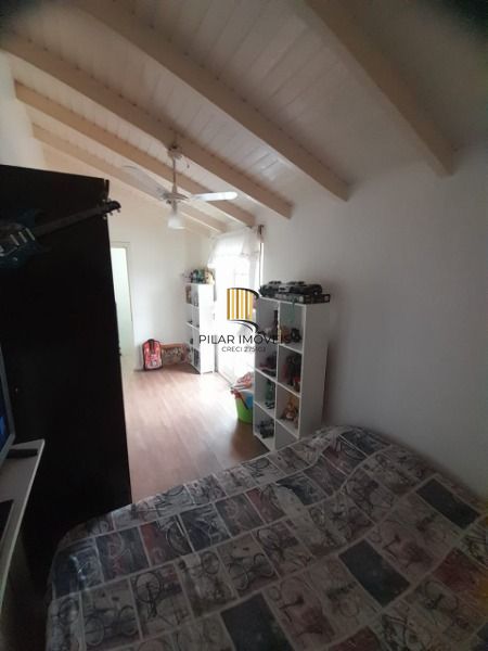 Casa em Porto Alegre, no bairro Guarujá, com 3 dormitório(s), e 3 banheiros, à venda.