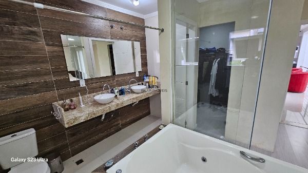 Casa em Porto Alegre, no bairro Hípica, com 3 dormitório(s), e 3 banheiros, à venda.