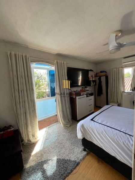 Casa em Porto Alegre, no bairro Vila Nova, com 3 dormitório(s), e 3 banheiros, à venda.