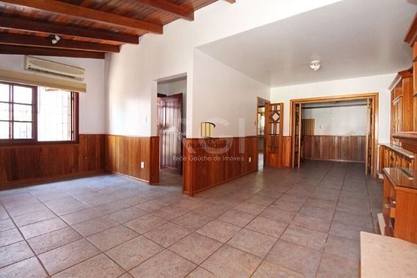 Casa em Porto Alegre, no bairro Ipanema, com 3 dormitório(s), e 3 banheiros, à venda.