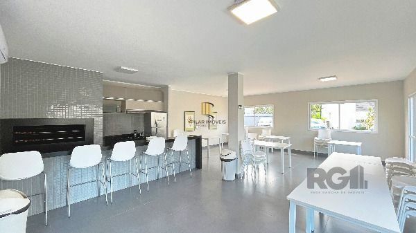 Casa em Porto Alegre, no bairro Vila Nova, com 2 dormitório(s), e 2 banheiros, à venda.