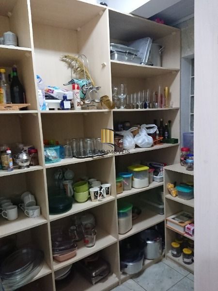 Casa em Porto Alegre, no bairro Espirito Santo, com 4 dormitório(s), e 4 banheiros, à venda.