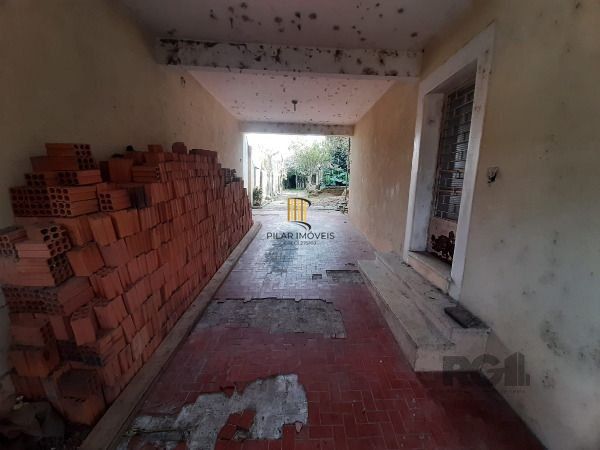 Casa em Porto Alegre, no bairro Cristal, com 4 dormitório(s), e 4 banheiros, à venda.