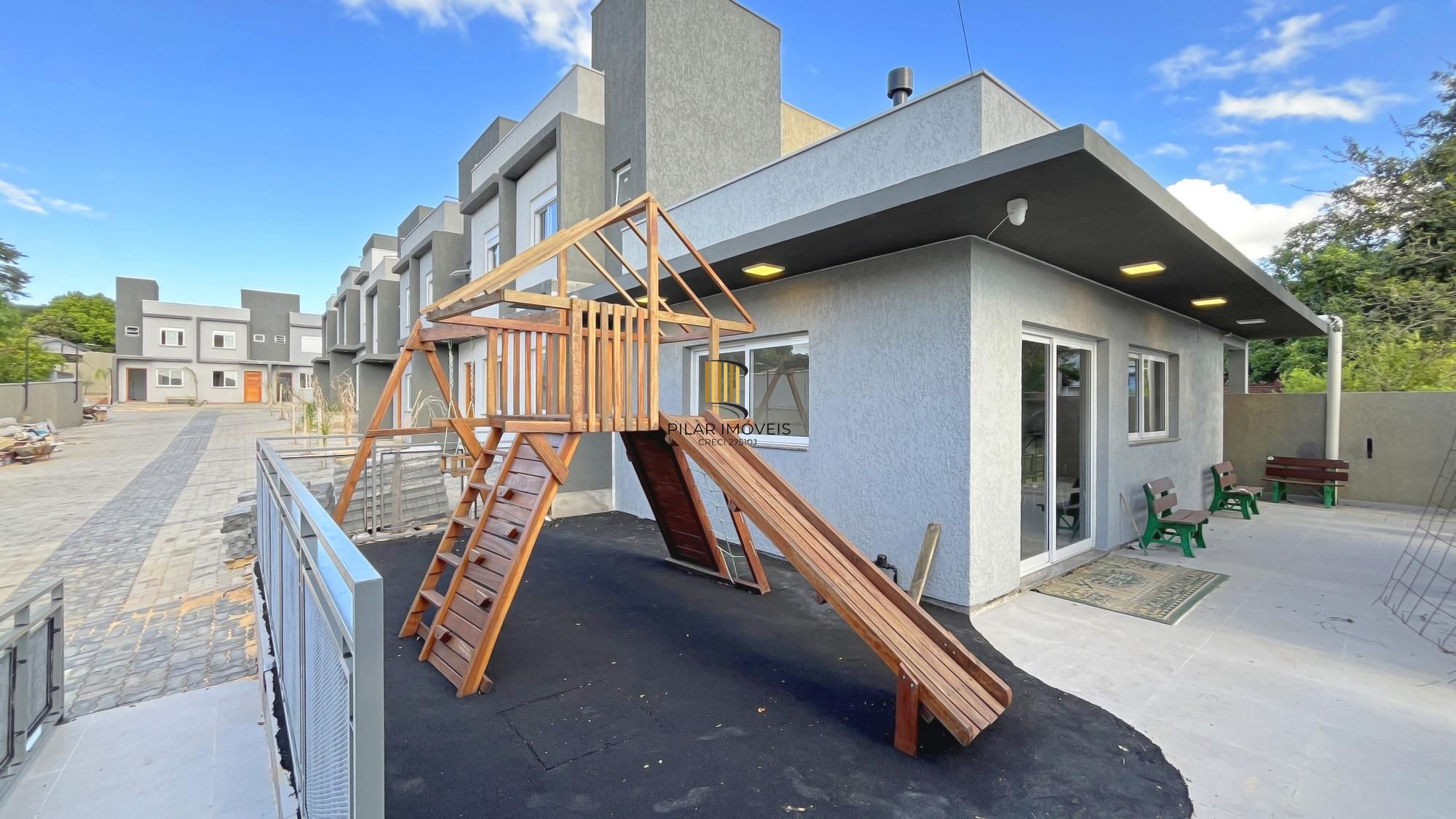 Casa Condominio em Porto Alegre, no bairro Vila Nova, com 2 dormitório(s), e 2 banheiros, à venda.