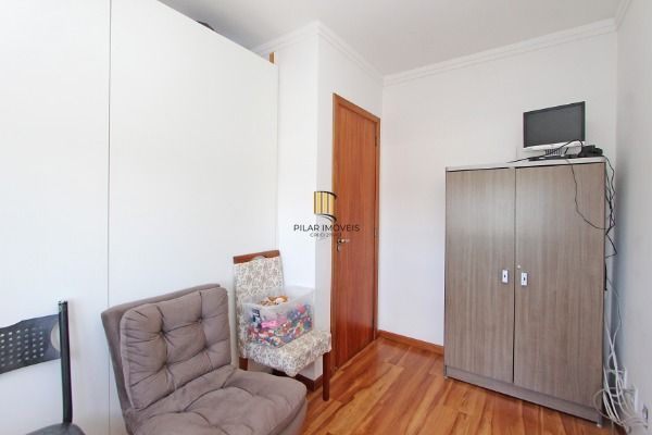 Ótima Casa com 3 dormitórios, semi mobiliada, pátio e vaga para carro.