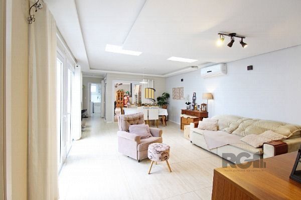 Casa em Porto Alegre, no bairro Hípica, com 3 dormitório(s), e 3 banheiros, à venda.