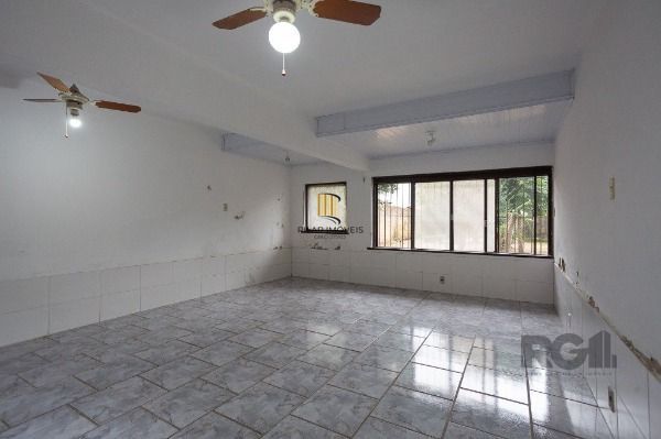 Casa em Porto Alegre, no bairro Medianeira, com 5 dormitório(s), e 5 banheiros, à venda.