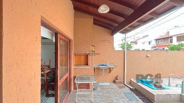 Casa em Porto Alegre, no bairro Hípica, com 3 dormitório(s), e 3 banheiros, à venda.