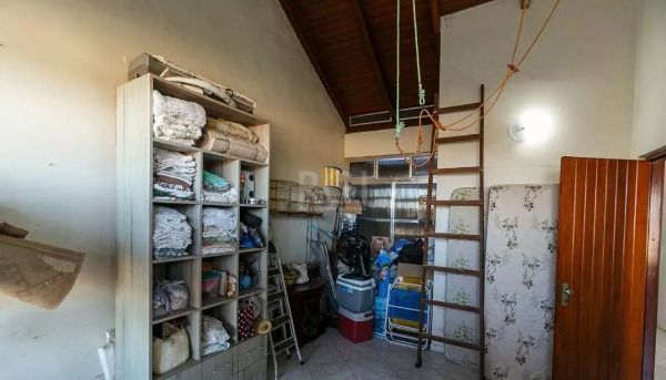Casa em Porto Alegre, no bairro Cavalhada, com 5 dormitório(s), e 5 banheiros, à venda.