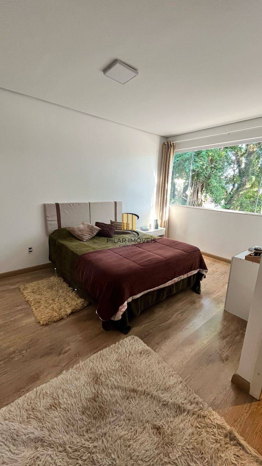 Vendo prédio comercial com 01 loja e 02 apartamentos. Excelente para investimento.