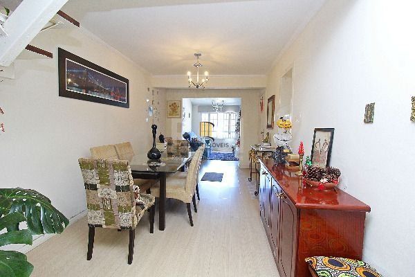 Casa em Porto Alegre, no bairro Ipanema, com 3 dormitório(s), e 3 banheiros, à venda.
