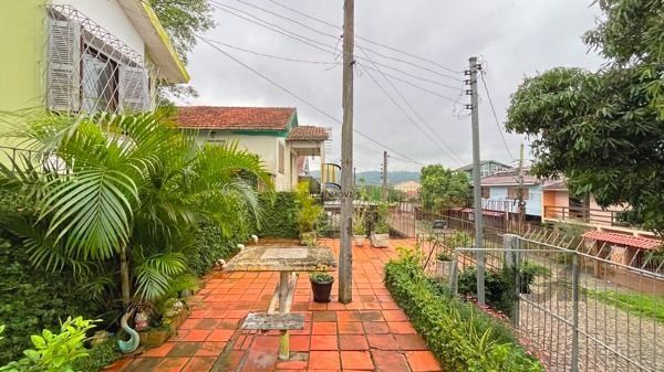 Casa em Porto Alegre, no bairro Cavalhada, com 4 dormitório(s), e 4 banheiros, à venda.