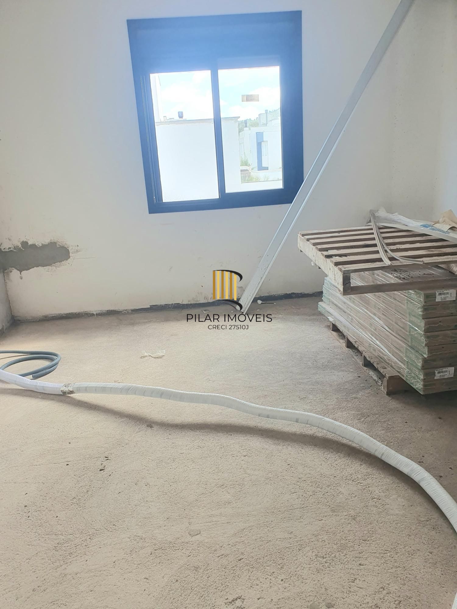 Casa em Porto Alegre, no bairro Hípica, com 2 dormitório(s), e 2 banheiros, à venda.