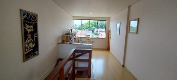Casa em Porto Alegre, no bairro Nonoai, com 6 dormitório(s), e 6 banheiros, à venda.