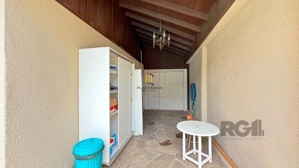 Casa em Porto Alegre, no bairro Guarujá, com 5 dormitório(s), e 5 banheiros, à venda.
