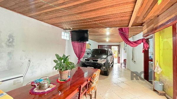 Casa em Porto Alegre, no bairro Ipanema, com 2 dormitório(s), e 2 banheiros, à venda.