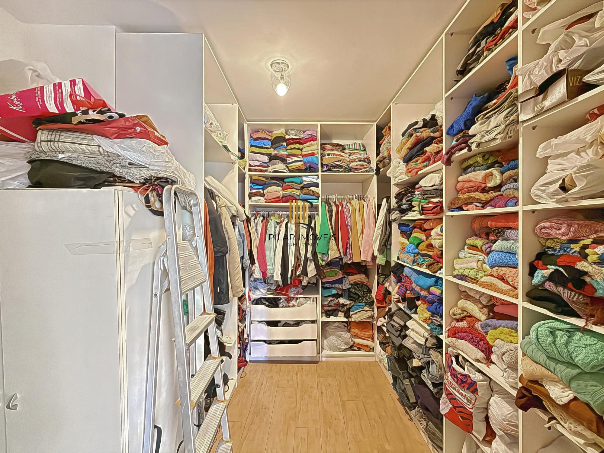 Sobrado a venda no Bairro Hipica de Porto alegre com 04 dormitórios sendo 01 suite