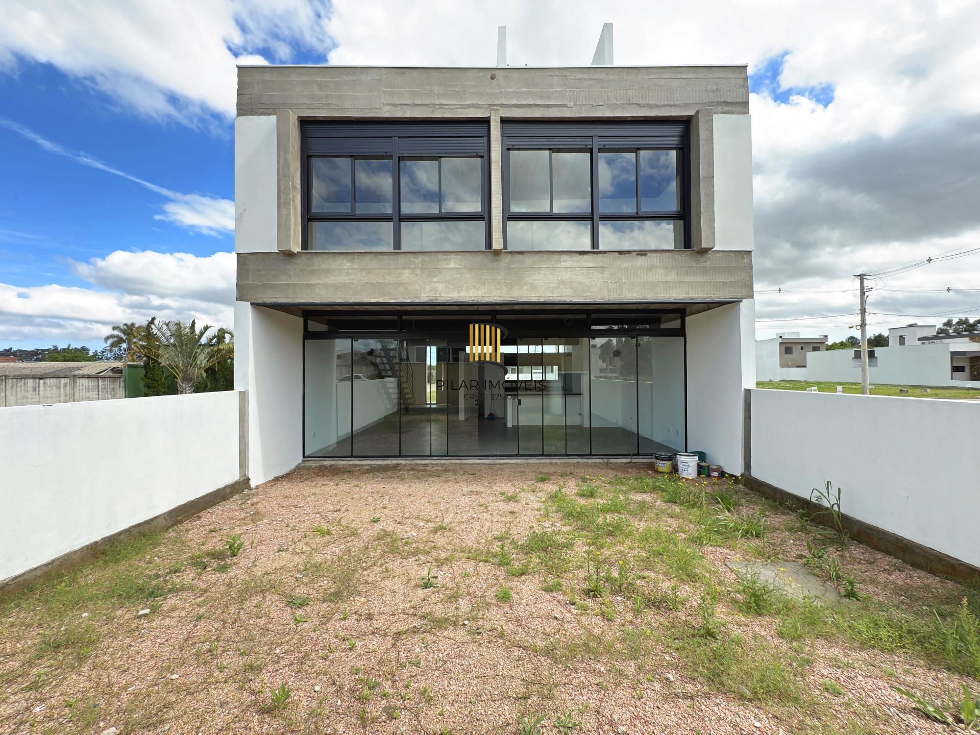 Sobrado em condomínio em Porto Alegre, no bairro Hípica, com 3 dormitórios.