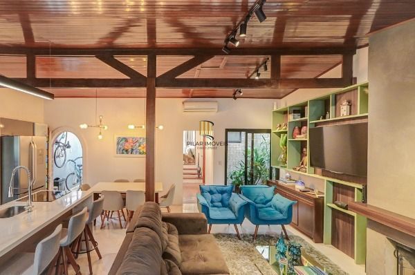 Casa em Porto Alegre, no bairro Tristeza, com 2 dormitório(s), e 2 banheiros, à venda.