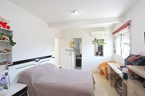 Casa em Porto Alegre, no bairro Hípica, com 3 dormitório(s), e 3 banheiros, à venda.