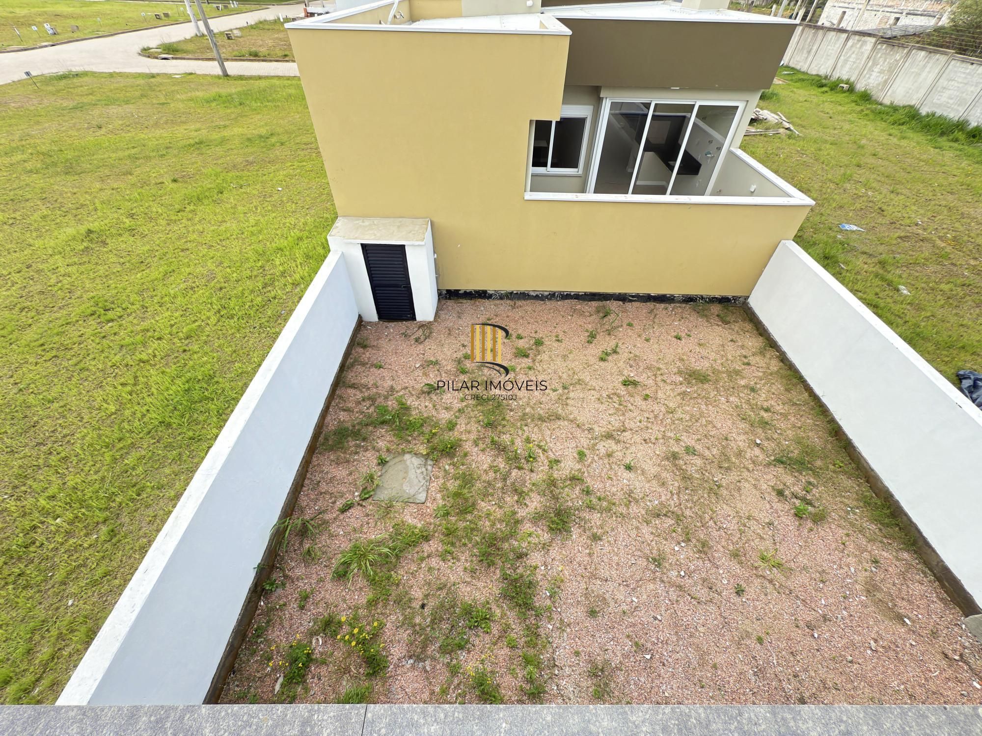 Sobrado em condomínio em Porto Alegre, no bairro Hípica, com 3 dormitórios.